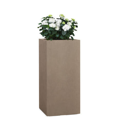 Hoher Pflanzkübel 50cm hoch in der Farbe braun taupe mit einer weißen Hortensie bepflanzt
