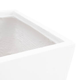 Detailaufnahme eines leeren weißen Pflanzkübels mit Fokus auf die Textur und Qualität des Materials