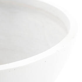 Nahaufnahme des oberen Randes einer weißen, runden Pflanzschale bowl